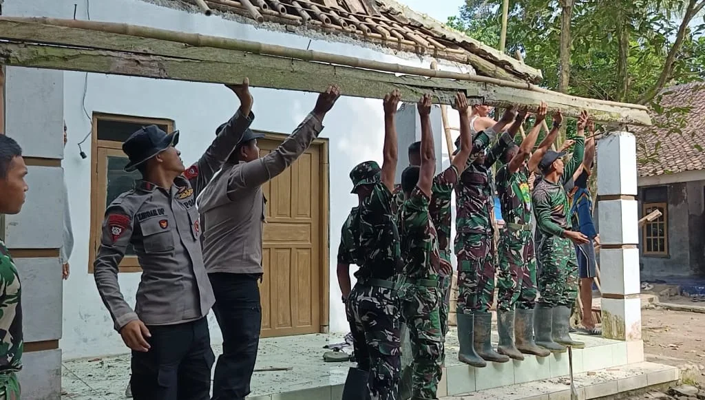 Satgas TMMD Ke 127 Kodim 0602/Serang Membongkar Musholah Al Ikhlas