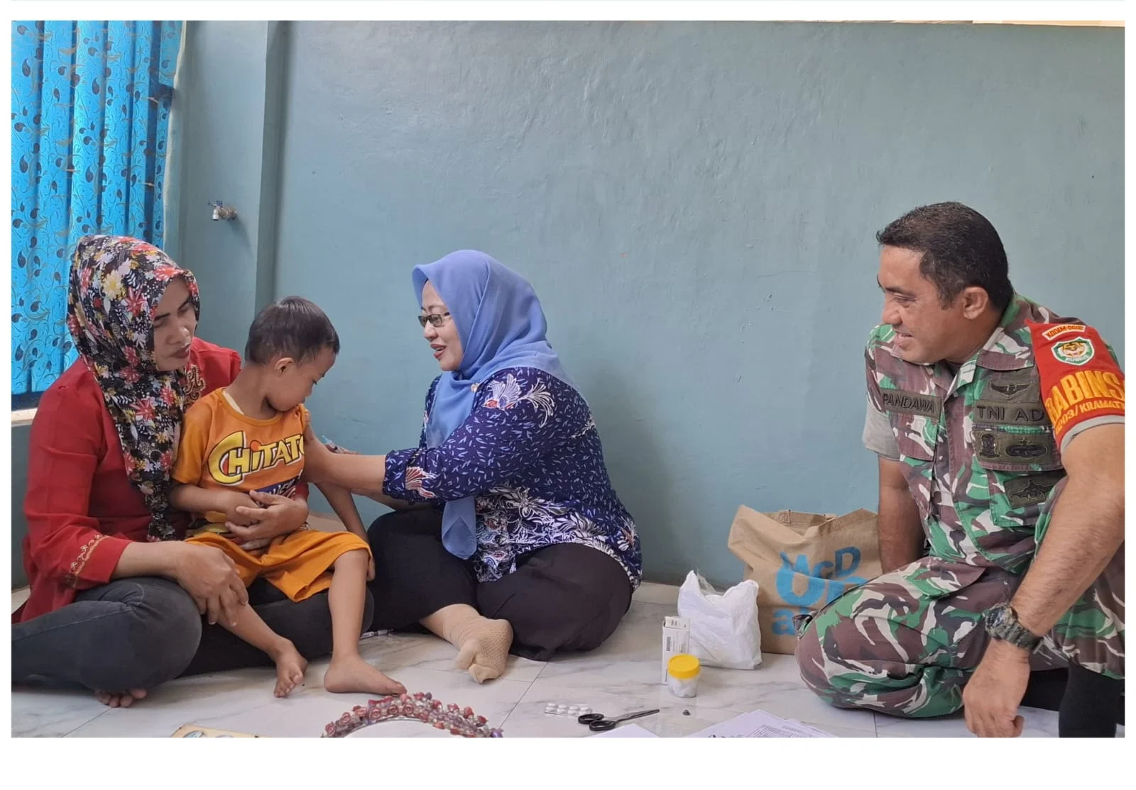 Babinsa Koramil 0602-06/Kramatwatu Kodim 0602/Serang Dampingi Imunisasi Campak