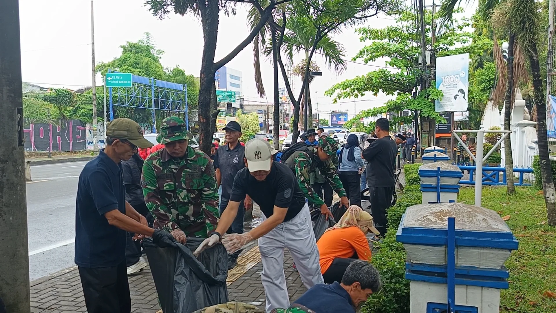 Sinergi TNI-Pemda, Kodim 0602/Serang Laksanakan Karya Bakti Pembersihan Lingkungan