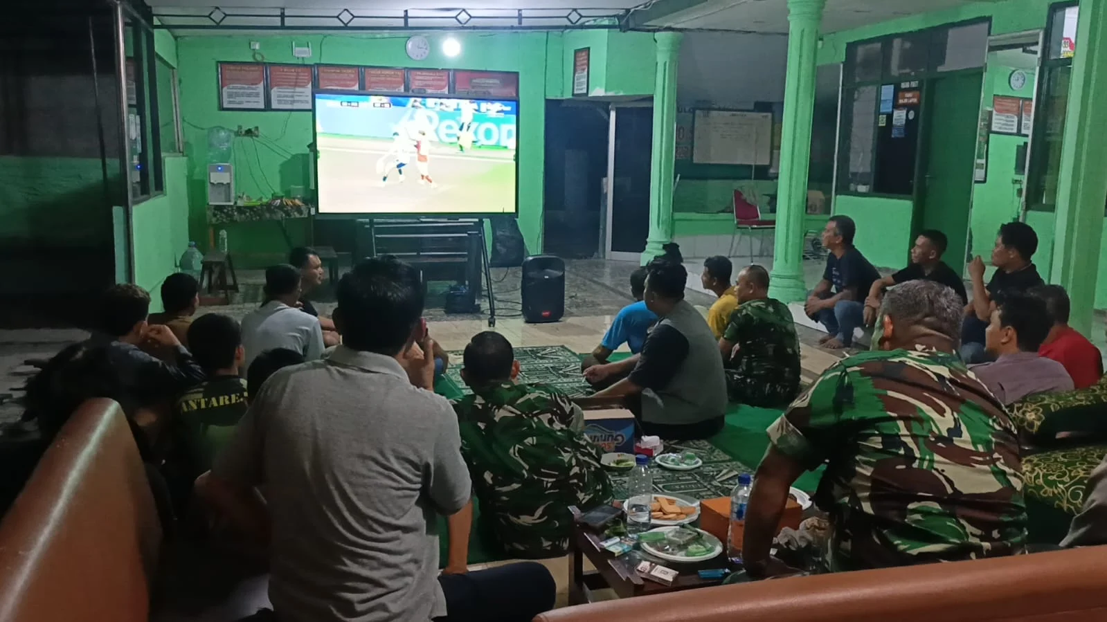 Hangat dan Meriah, Koramil 0602-05/Cipocok Jaya Kodim 0602/Seramg Ajak Warga Nobar Gembira Piala Dunia 2026