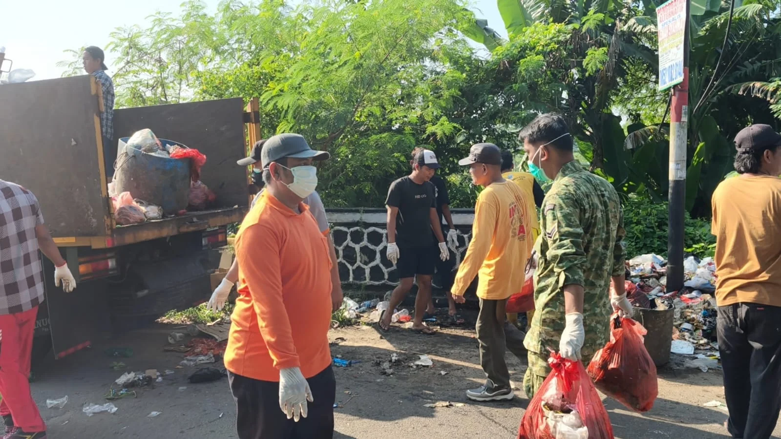 Koramil 0602-09/Cikeusal Kodim 0602/Serang bersama Pemerintah Kecamatan Laksanakan Pembersihan Sampah
