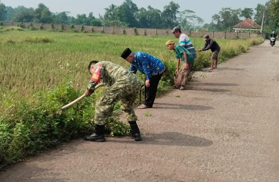 Babinsa Koramil 0602-21/Kopo Bersama Pemerintah Desa Cidahu Laksanakan Jum'at Bersih