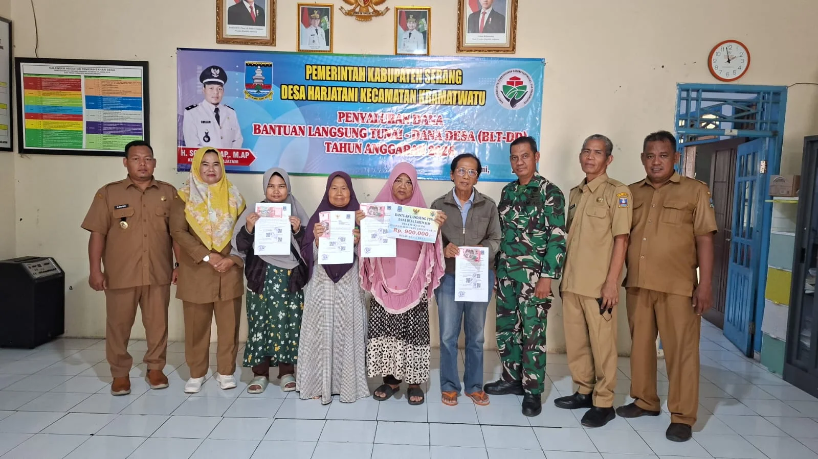 Pastikan Tepat Sasaran, Babinsa Koramil 0602-06/Kramatwatu  Kodim 0602/Serang Kawal Penyaluran BLT Dana Desa
