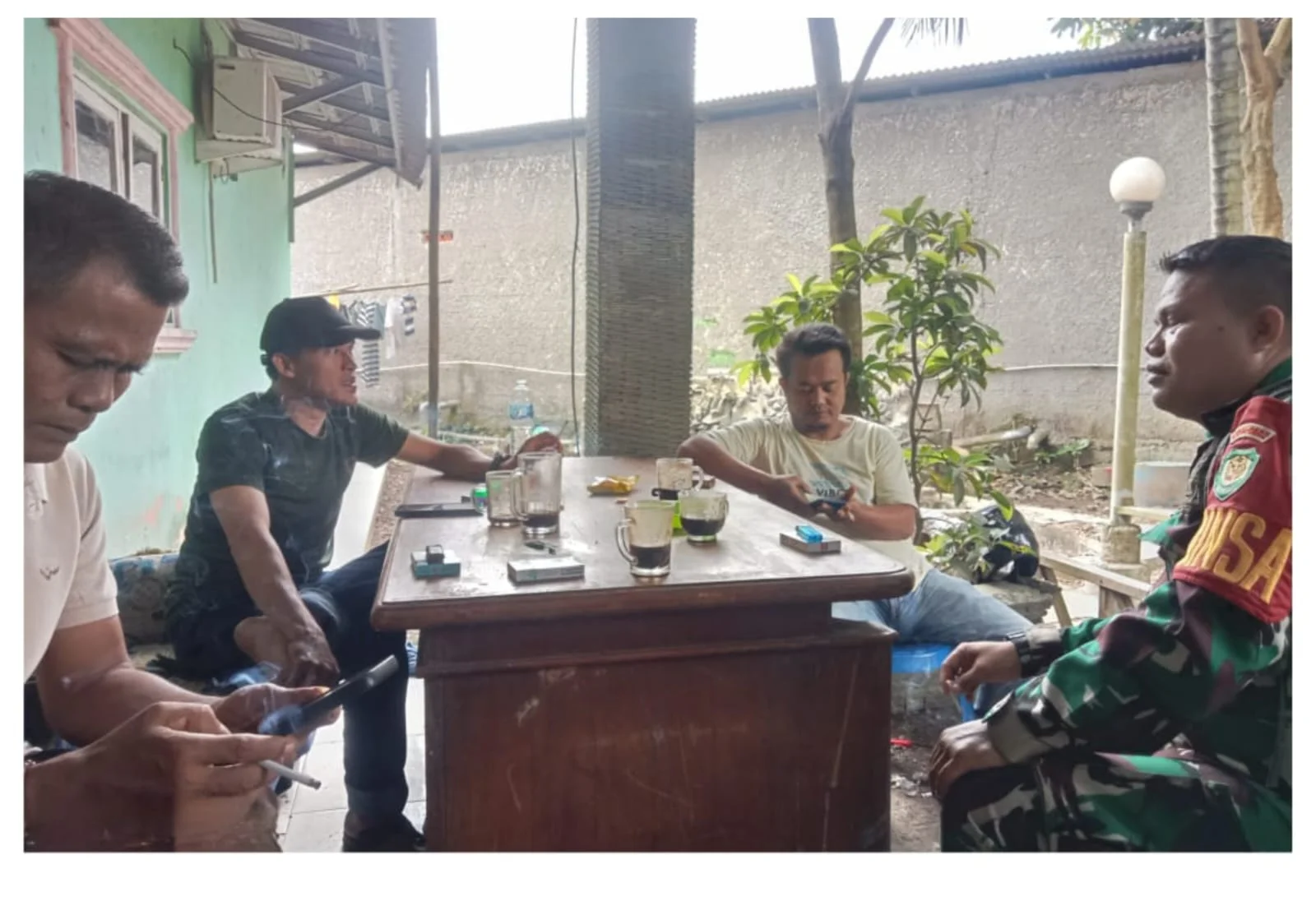 Pererat Silaturahmi, Babinsa Koramil 0602-17/Carenang Kodim 0602/Serang Turun Langsung Pantau Kondisi Wilayah