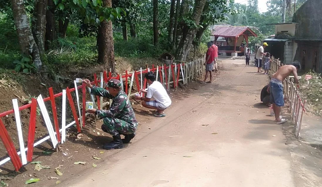 Wujudkan Kampung Pancasila, Babinsa Koramil 0602-12/Ciomas Kodim 0602/Serang dan Warga Gelar Karya Bakti