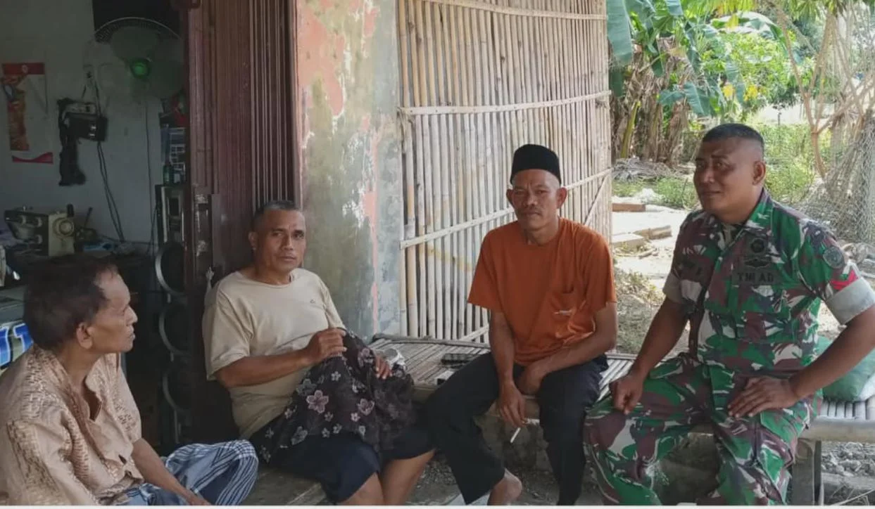 Pererat Silaturahmi, Babinsa Koramil 0602-17/Carenang Kodim 0602/Serang Aktif Monitor Wilayah Lewat Komsos