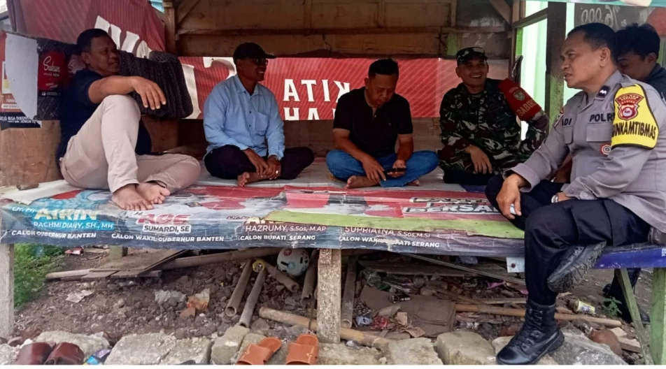 Sinergitas TNI–Polri dan Masyarakat, Babinsa Kragilan Gelar Komsos di Desa Undar Andir