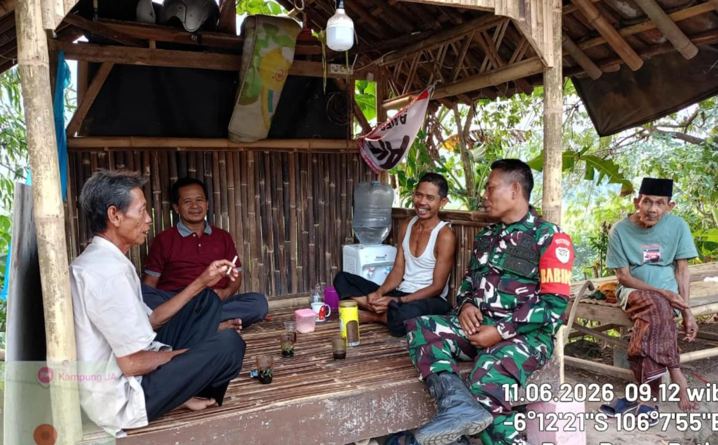 Jaga Kondusifitas Wilayah, Babinsa Koramil 0602-15/Baros Kodim 0602/Serang Gelar Komsos Bersama Warga Baros