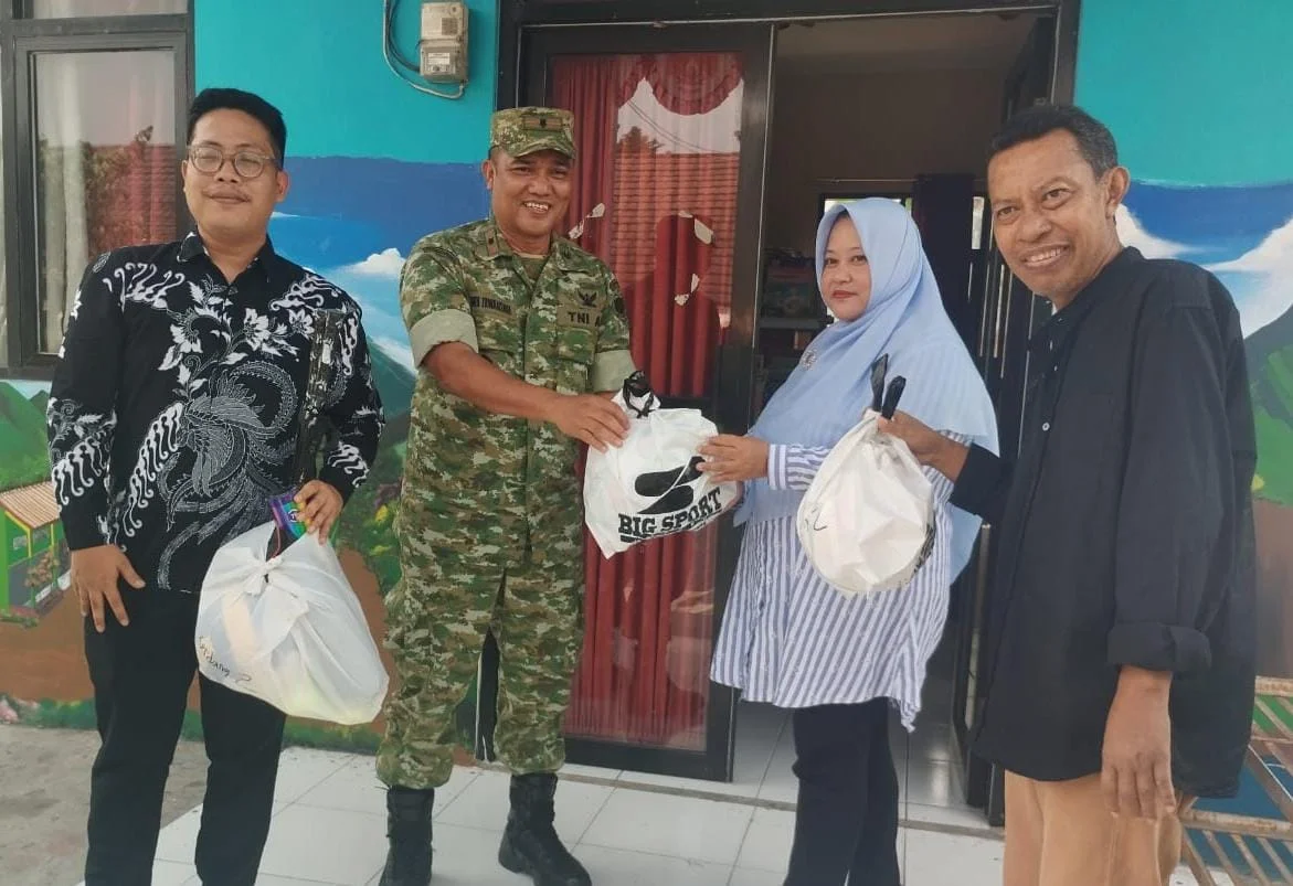 Mitra BGN SPPG Harjatani 2 Gandeng Koramil 0602-06 Kramatwatu Salurkan Bantuan Alat Olahraga ke Sekolah