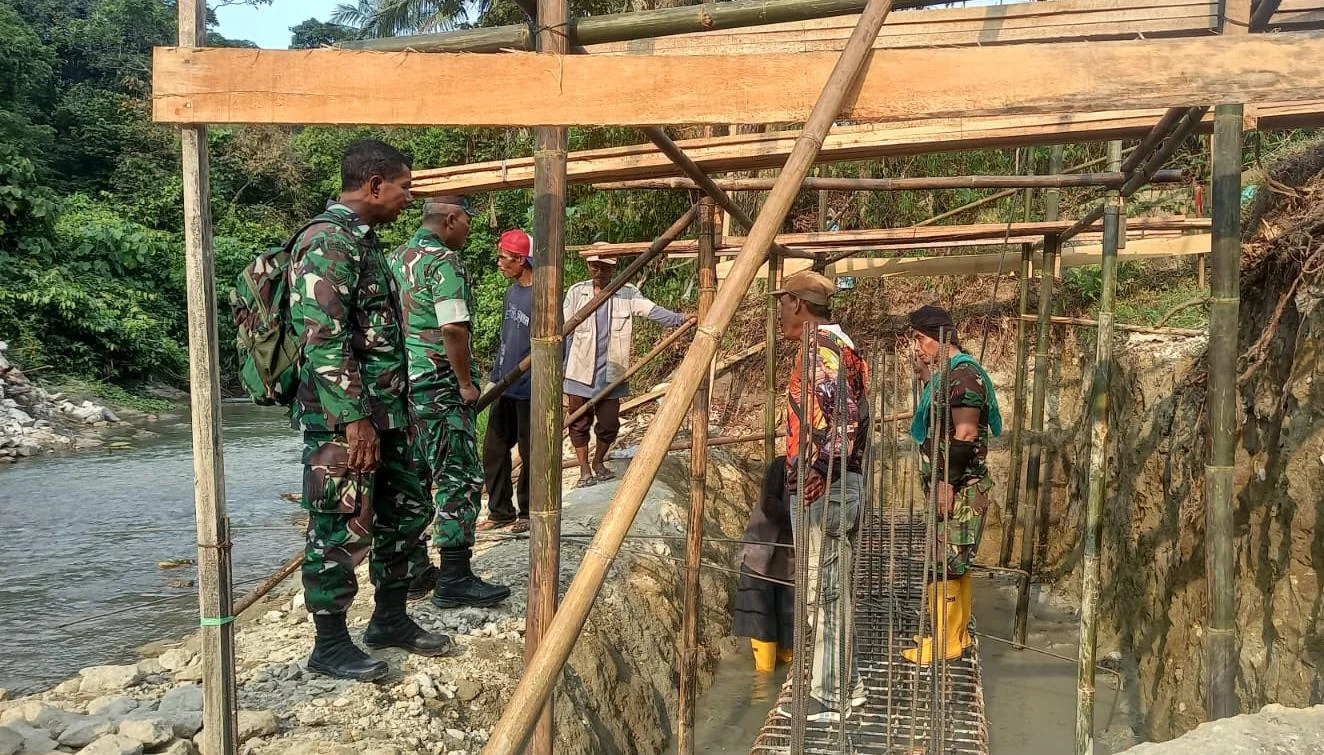 Pastikan Kualitas Terbaik, Pasiter Kodim 0602/Serang Tinjau Pembangunan Jembatan Perintis Garuda