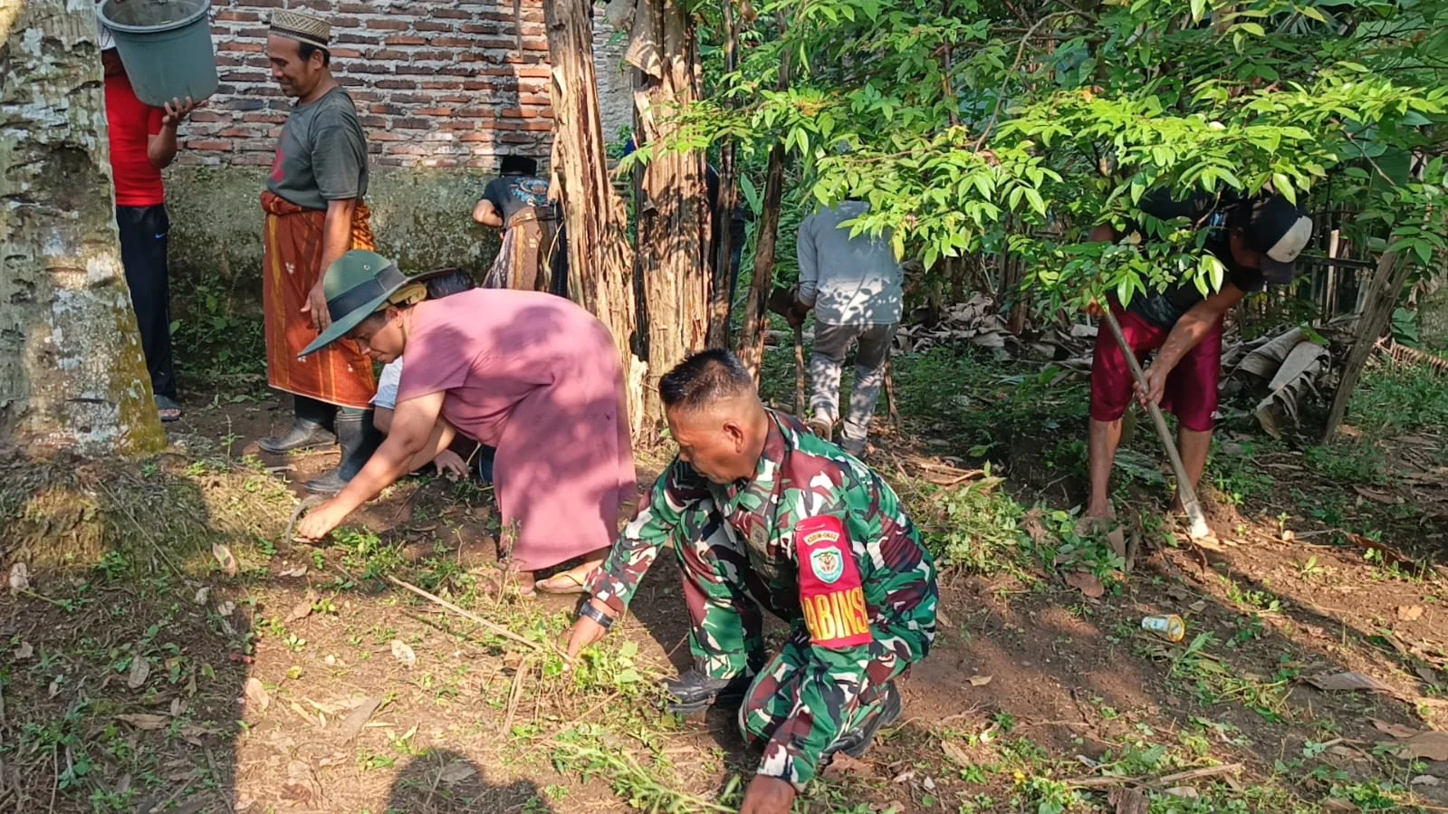 Babinsa Koramil 0602-15/Baros Kodim 0602/Serang Bersama Warga Siapkan Lokasi Pembangunan Sumur Bor Bantuan Kasad