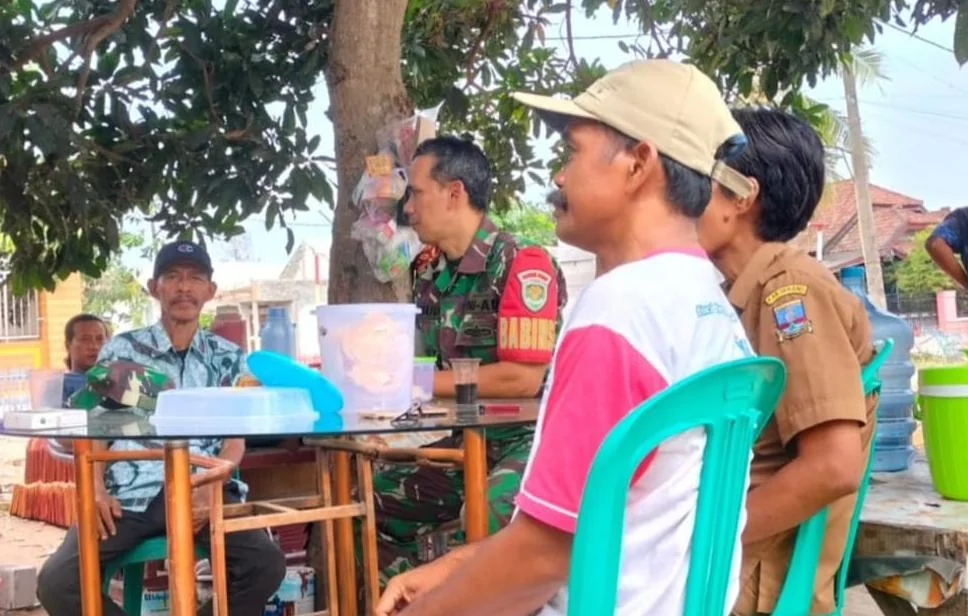 Babinsa Koramil 0602-17/Carenang Kodim 0602/Serang Pantau Kondusivitas Wilayah Melalui Komsos