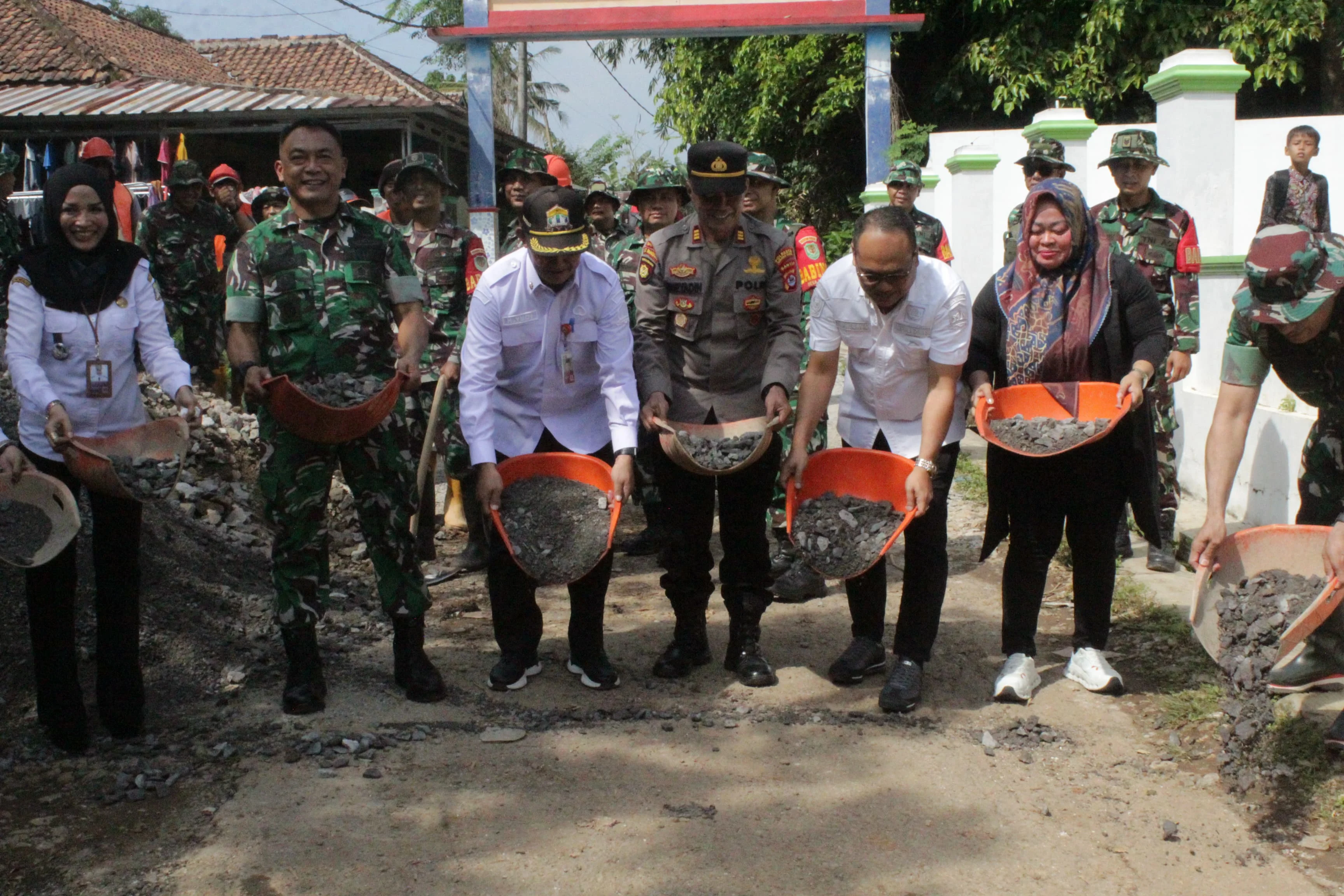 Sinergi TNI-Pemkot Serang dan Masyarakat, Kodim 0602/Serang Betonisasi Jalan 183 Meter di Lingkungan Sogata