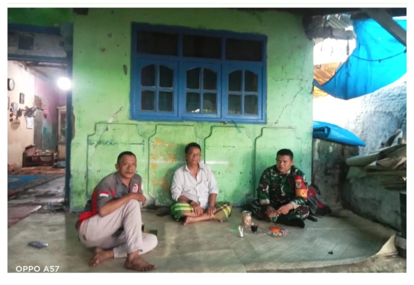 Babinsa Koramil 0602-17/Carenang Kodim 0602/Serang Bangun Kedekatan Lewat Komsos Bersama Warga