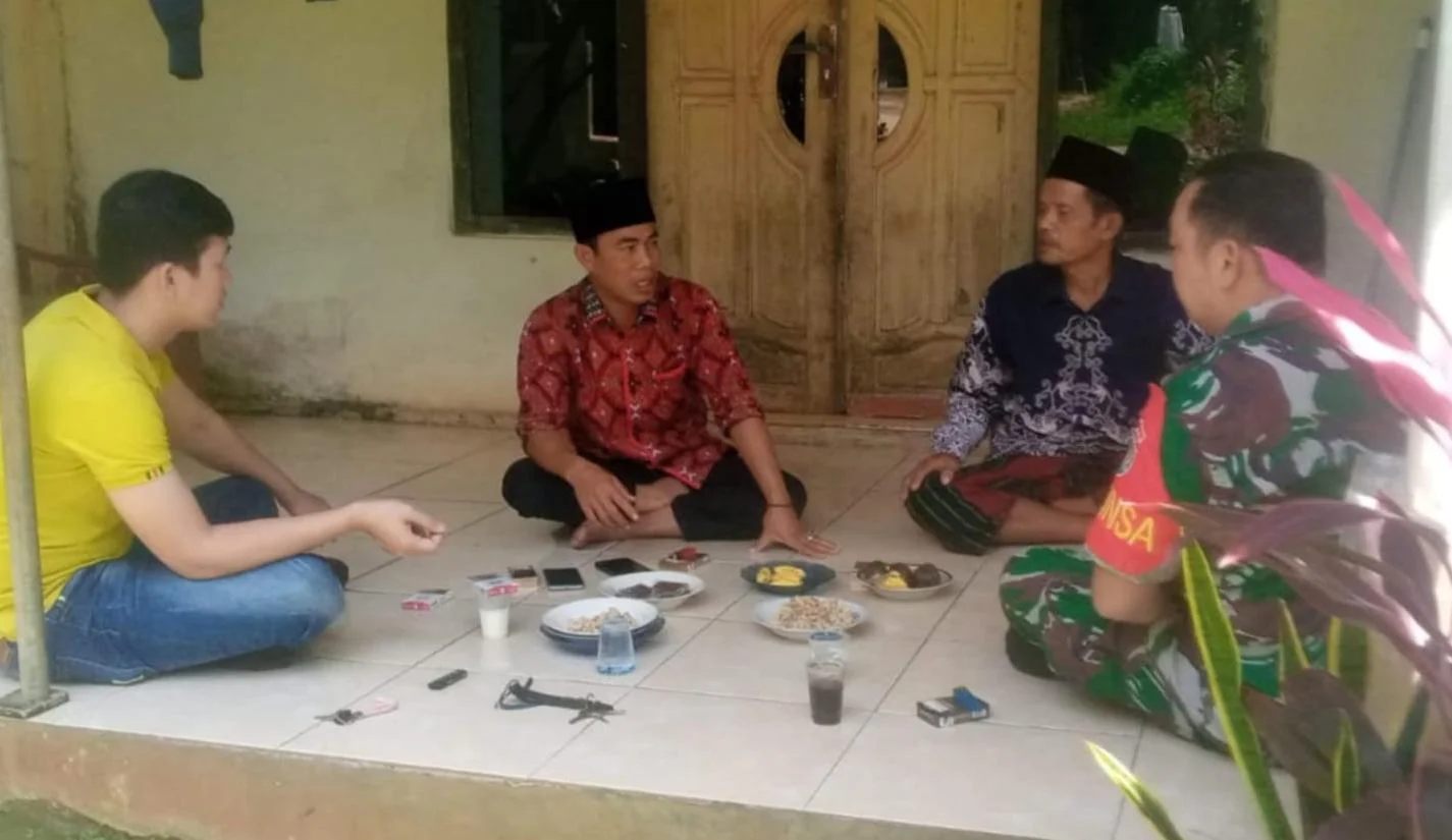 Jaga Kondusivitas Wilayah, Babinsa Koramil 0602-09/Cikeusal Kodim 0602/Serang Pererat Silaturahmi Lewat Komsos
