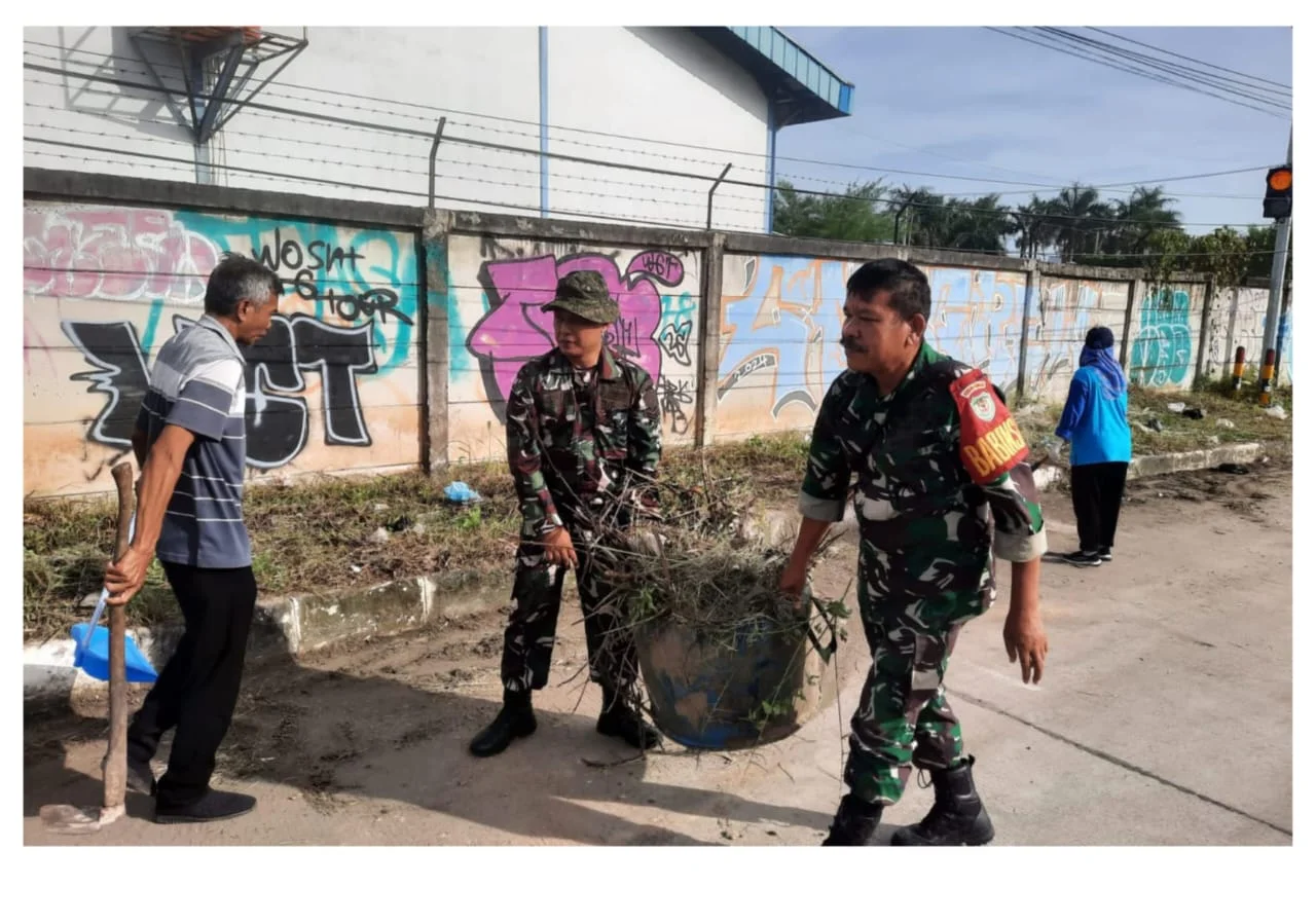 Babinsa Koramil 0602-16/Ciruas Kodim 0602/Serang dan Warga Gelar Gotong Royong Kebersihan