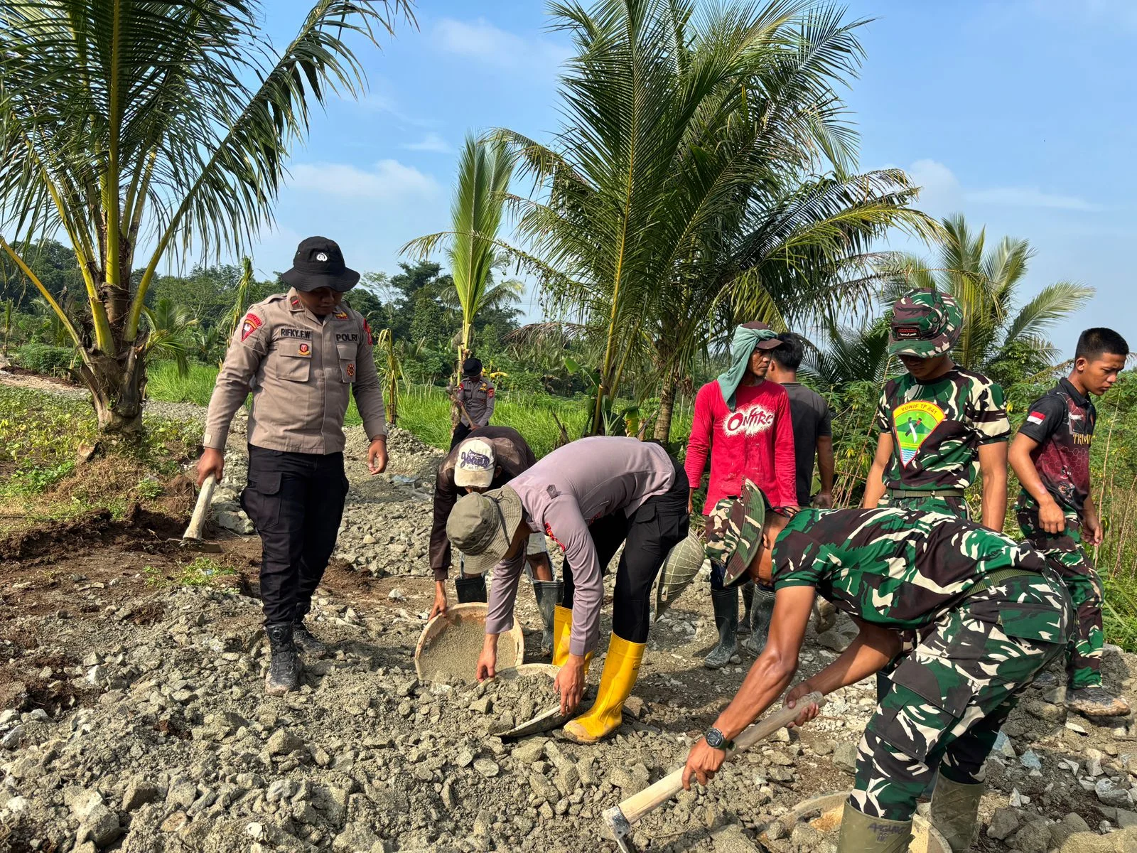 Jalan Harapan Hampir Terwujud, TMMD Ke-127 Bangun Asa Warga Desa Sukamenak