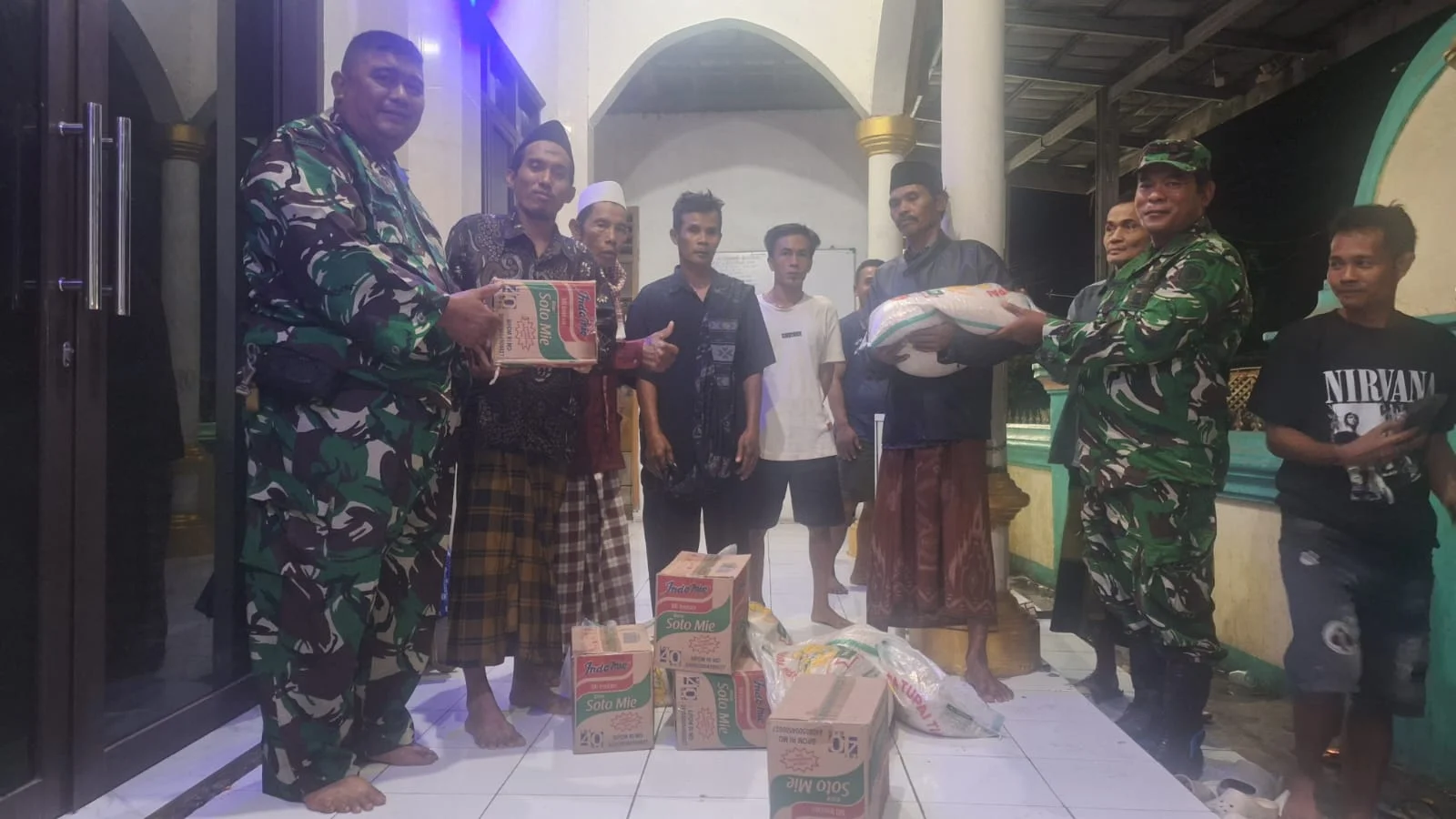 Koramil 0602-02/Kasemen Salurkan Bantuan untuk Warga Terdampak Banjir di Kroya Lama