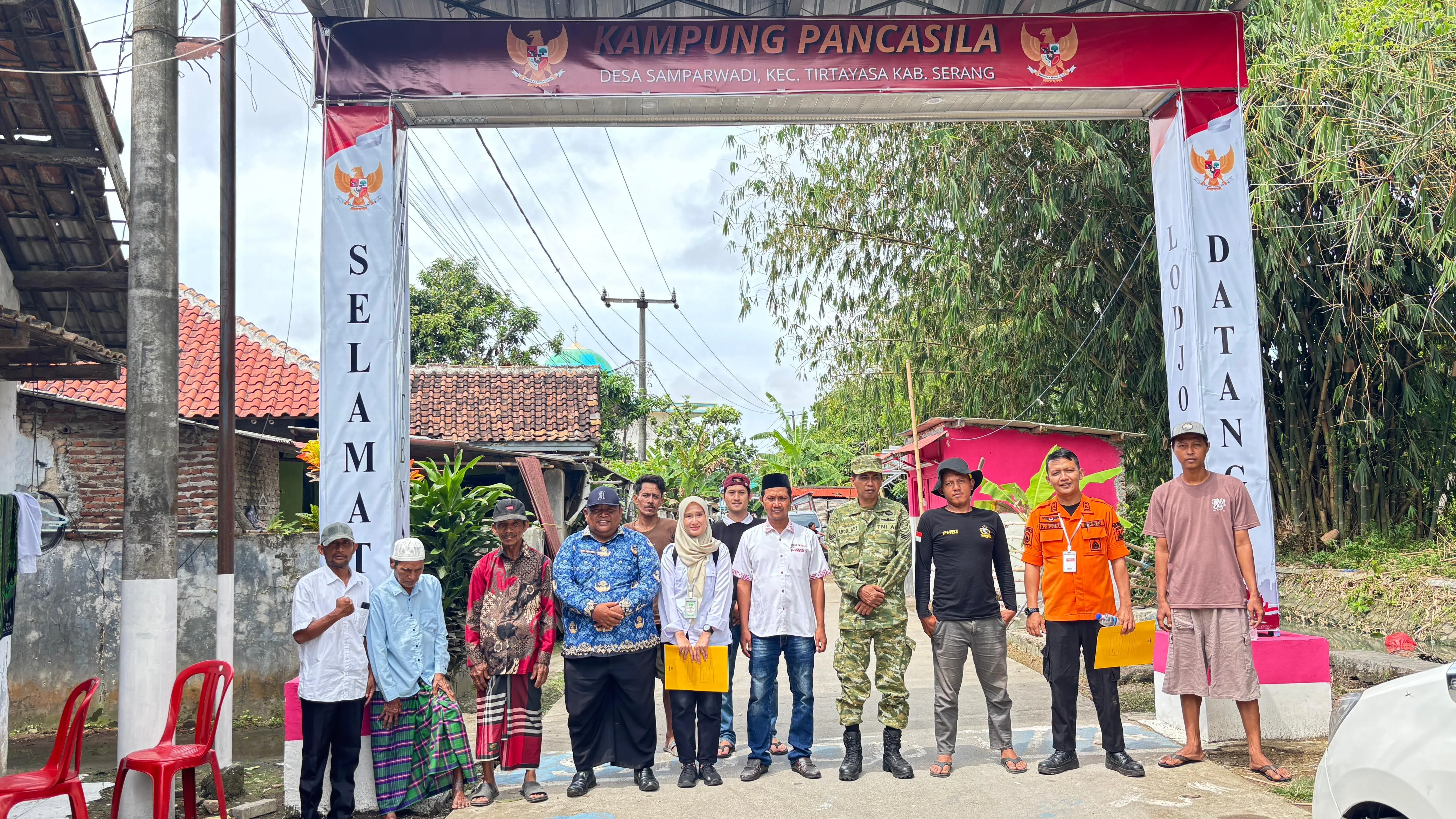 Babinsa Koramil 0602-11/Tirtayasa bersama Tim Penilai Ke Kampung Pancasila di Kampung Kemantenan