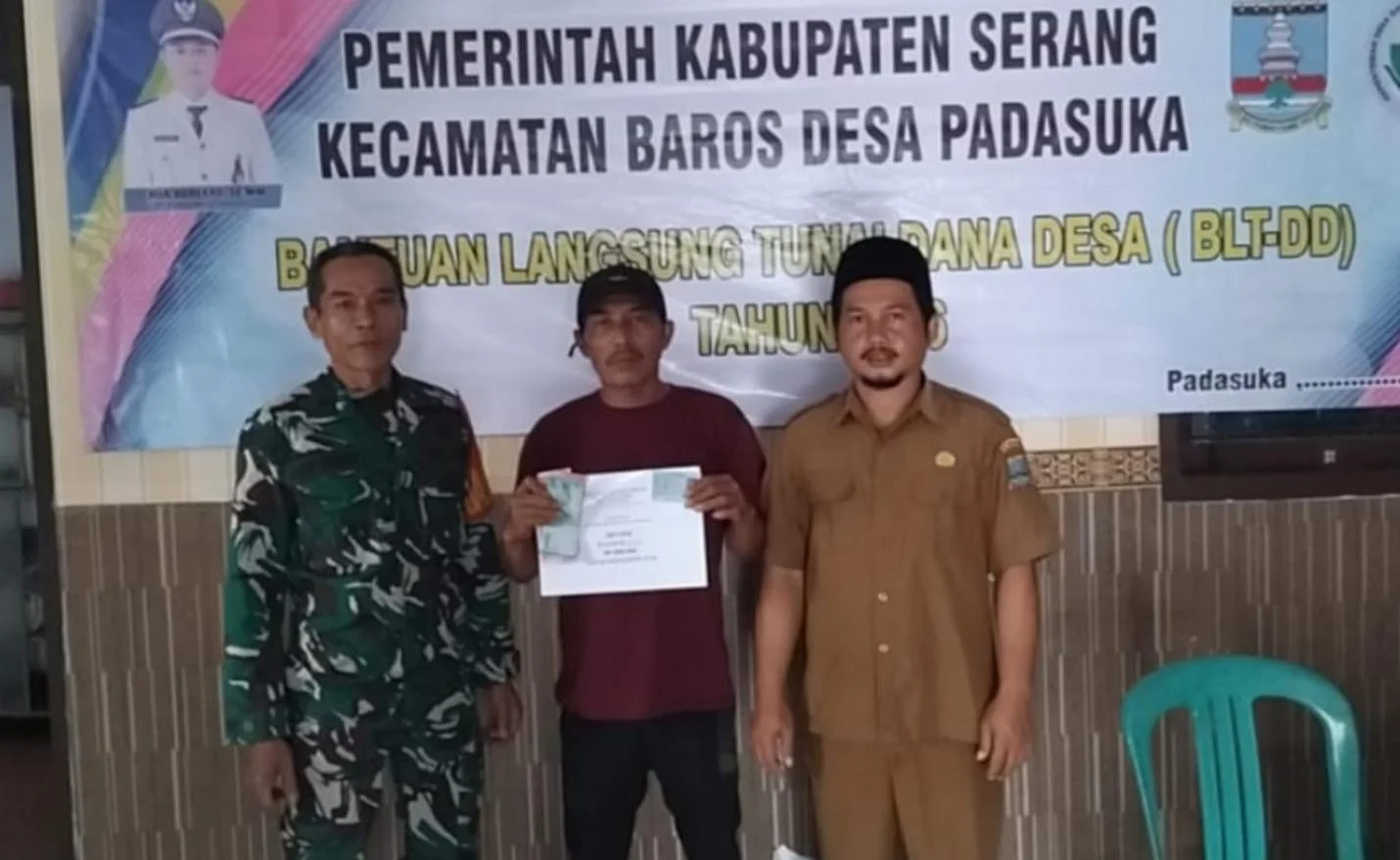 Kawal Transparansi, Babinsa Koramil 0602-15/Baros Kodim 0602/Serang Dampingi Penyaluran BLT Dana Desa