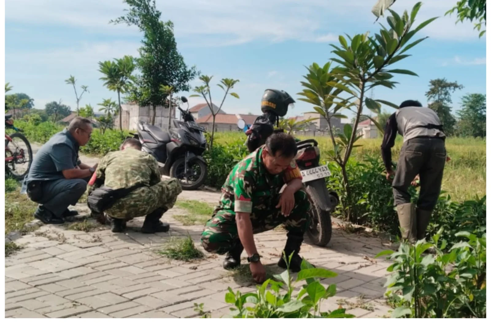 Babinsa Koramil 0602-19/Cikande Kodim 0602/Serang Bersama Warga Sulap Jalan Desa Jadi Bersih dan Nyaman
