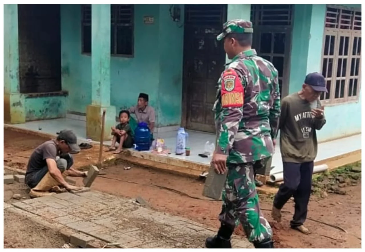 Babinsa Koramil 0602-08/Petir Kodim 0602/Serang Bersama Warga Perbaiki Akses Jalan Lingkungan
