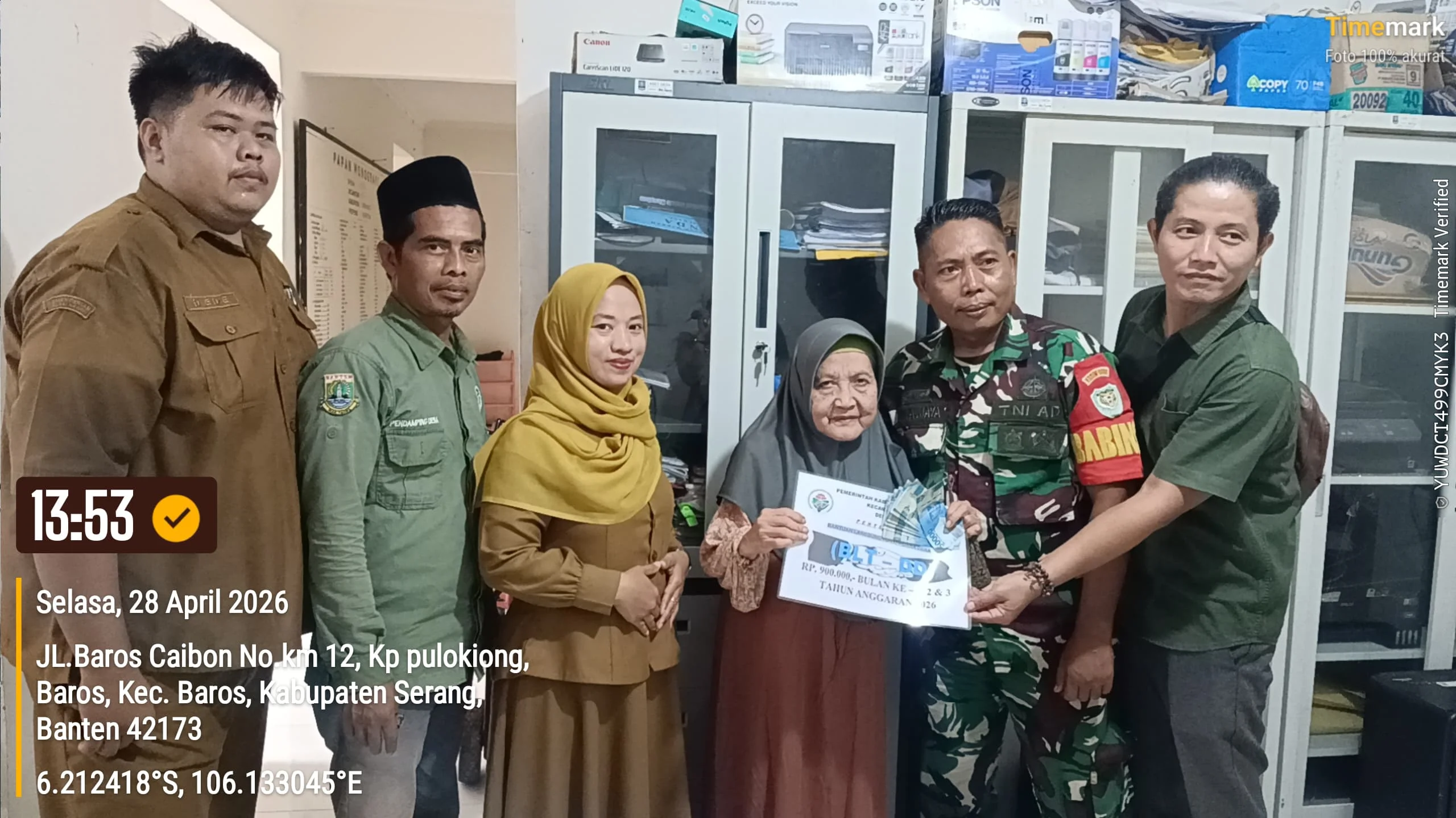 Kawal Transparansi, Babinsa Koramil 0602-15/Baros Kodim Kodim 0602/Serang Dampingi Penyaluran BLT Dana Desa 2026
