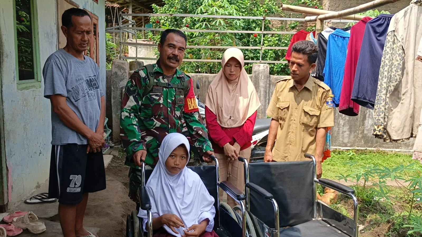 Wujud Kepedulian TNI, Koramil 0602-08/Petir Kodim 0602/Serang Serahkan Bantuan Kursi Roda untuk Siswa Disabilitas