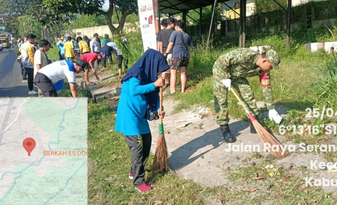 Wujudkan Lingkungan Bersih dan Asri, Babinsa Koramil 0602-15/Baros Kodim 0602/Serang Gelar Karya Bakti Bersama Warga