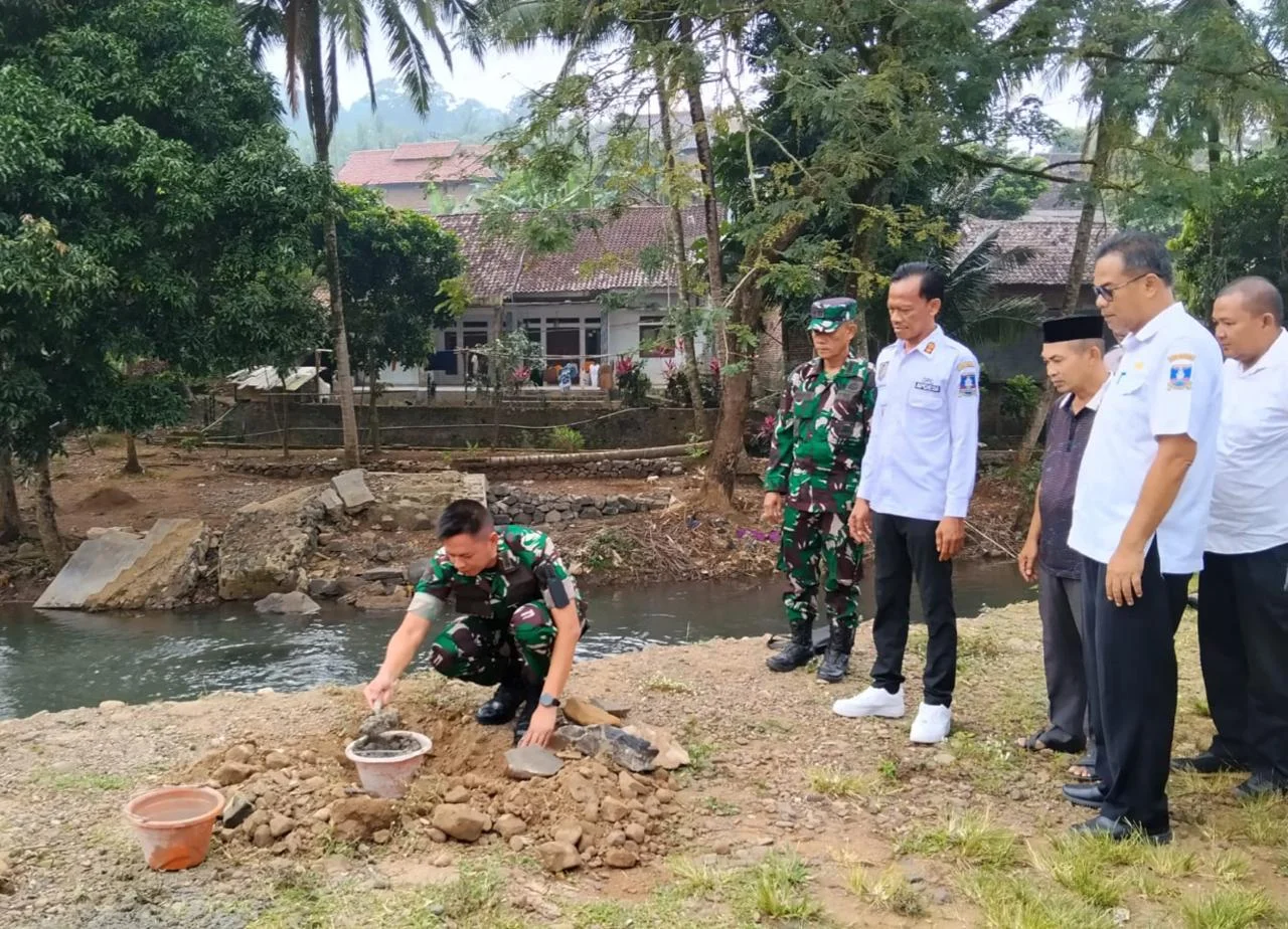 Dandim 0602/Serang Kolonel Arm Oke  Kistiyanto Letakkan Batu Pertama Pembangunan Jembatan Garuda Perintis