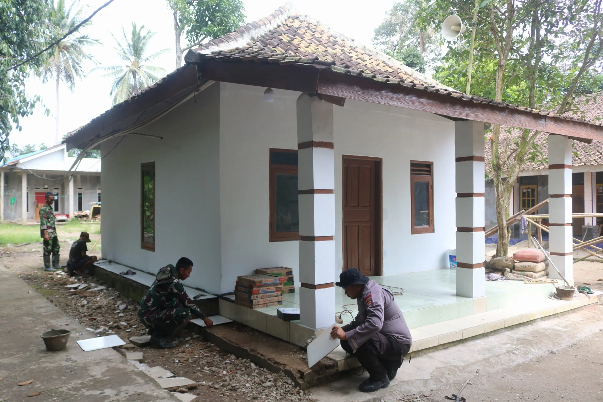 Di Tengah Keterbatasan, Musholah Nurul Islam Bangkit Bersama Satgas TMMD Ke-127