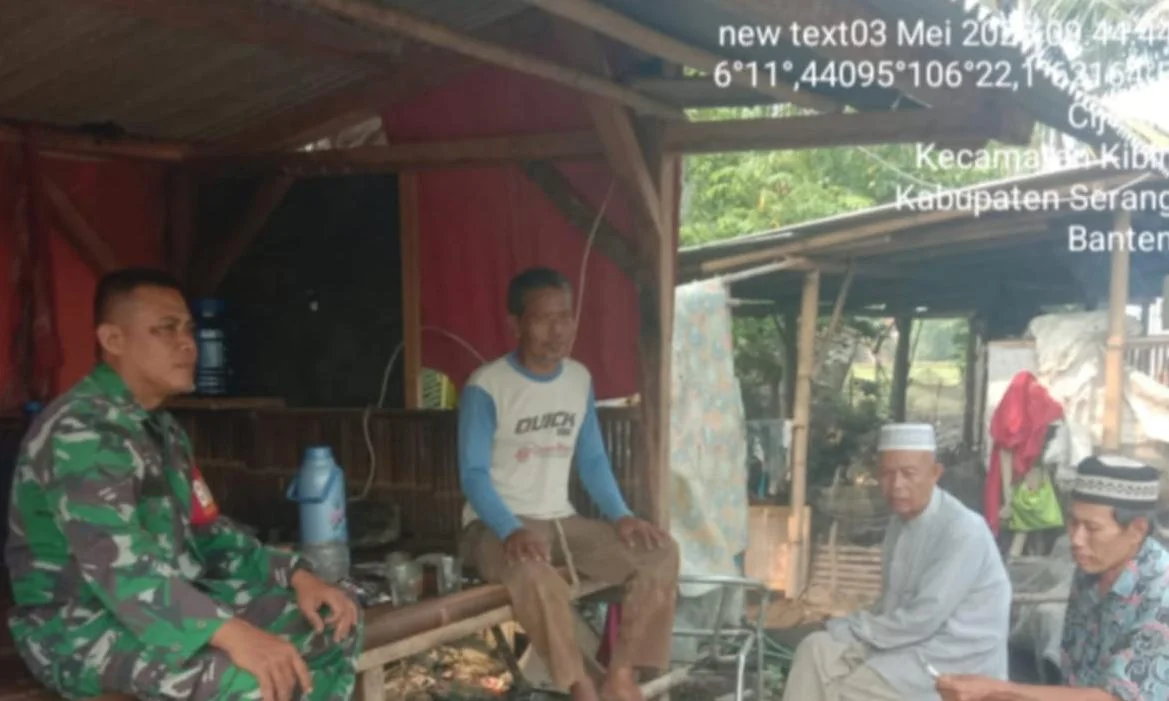 Pererat Silaturahmi, Babinsa Koramil 0602-19/Cikande Kodim 0602/Serang Laksanakan Komsos dengan Warga