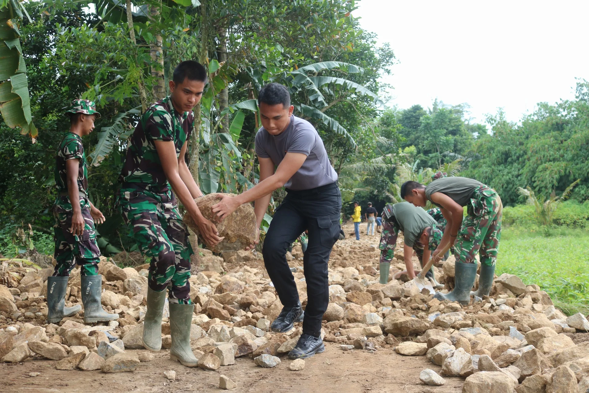 Dari “Jalan Kebo” Jadi Akses Harapan, TMMD Ke-127 Buka Penghubung Sukamenak–Petir