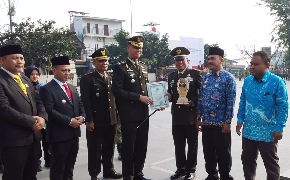 Ikuti Upacara Hari Lahir Pancasila, Dandim 0602/Serang Serahkan Penghargaan Juara Kampung Pancasila