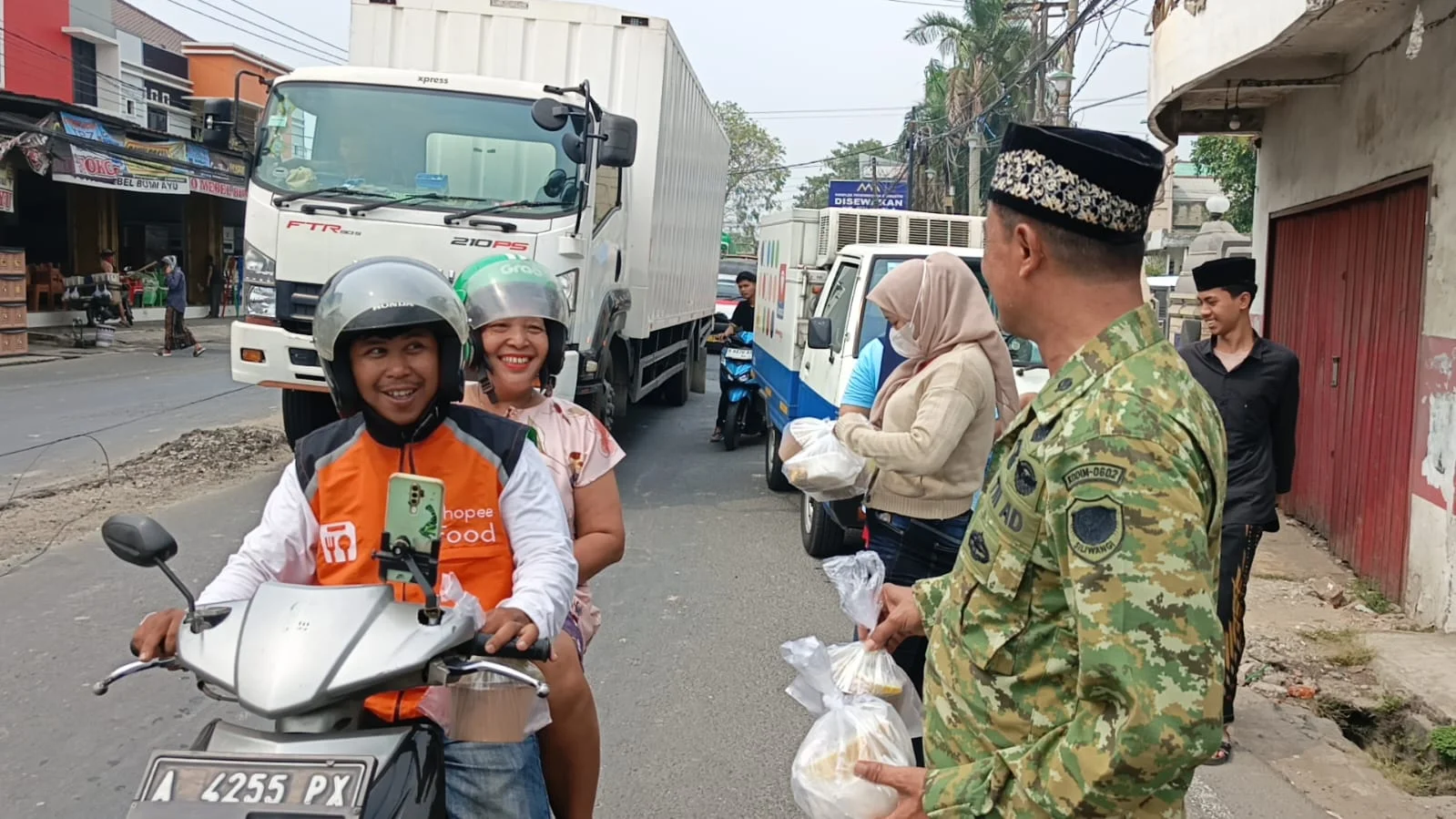 SPPG Sentul Kragilan dan Koramil 0602-18/Kragilan Kodim 0602/Serang Laksanakan Kegiatan Jum'at Berkah