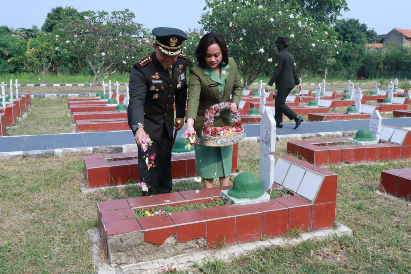 Peringati HUT TNI Ke-81, Dandim 0602/Serang Ikuti Ziarah Tabur Bunga di TMP