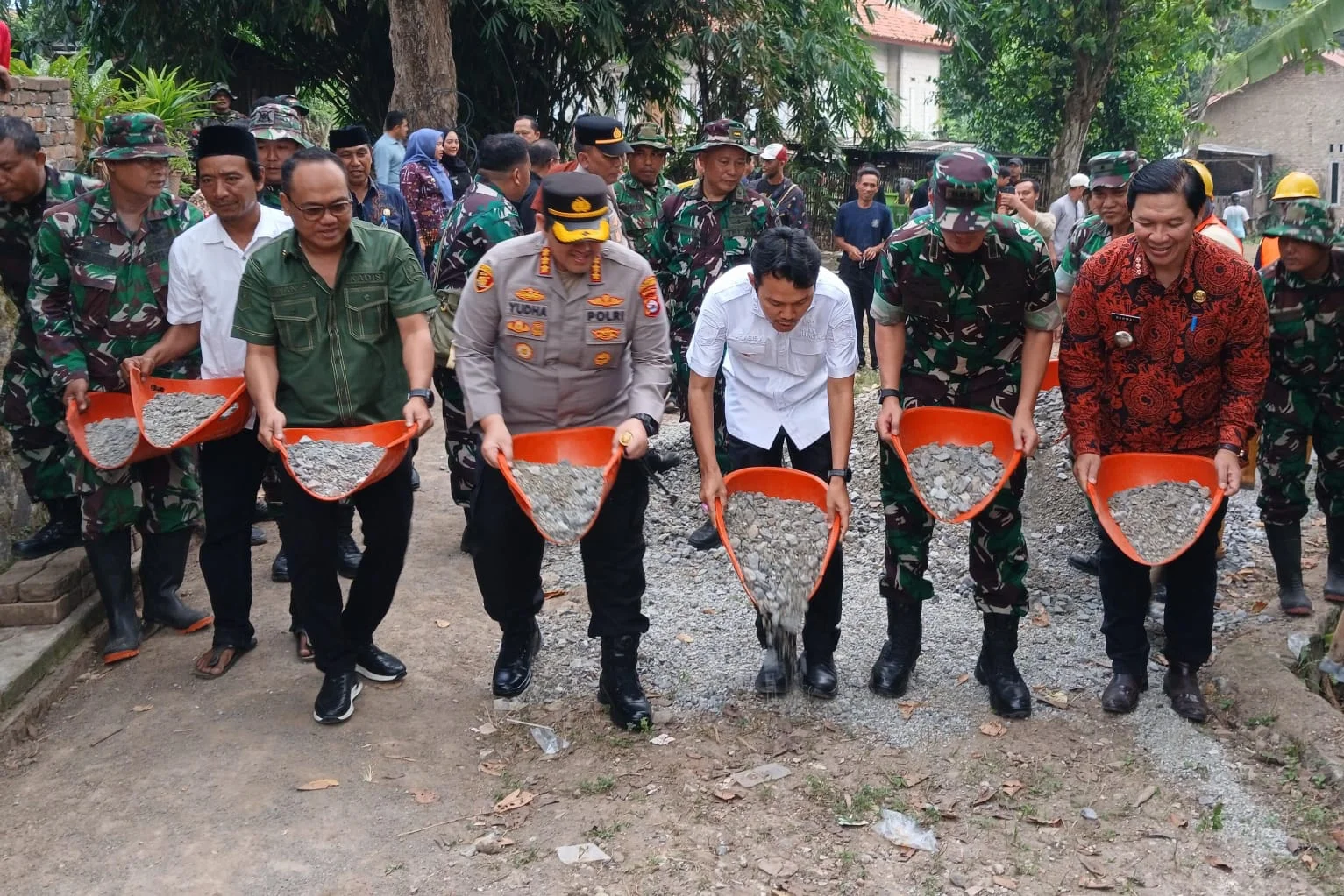 Kodim 0602/Serang Bekerjasama dengan Pemkot Serang Gelar Karya Bakti Satkowil Pengecoran Jalan Lingkungan