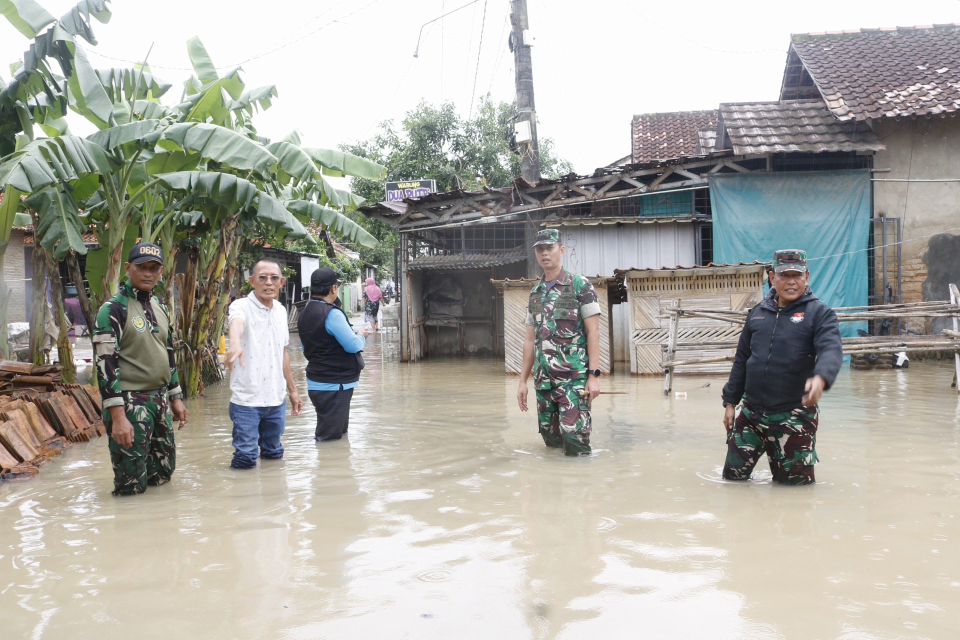 Kolonel Arm Oke Kistiyanto (Dandim 0602/Serang) Tinjau Langsung Lokasi Banjir di Ciruas, Air Capai 90 cm